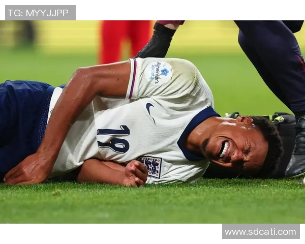 足球球星脚踝手术失误引发广泛关注对运动员健康保障的严峻挑战